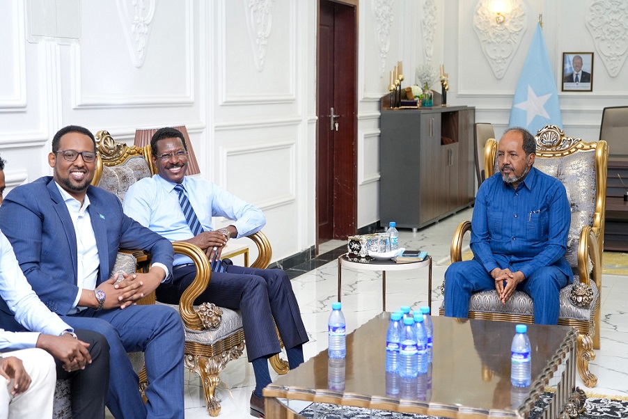 Madaxweyne Xasan Sheekh iyo masuuliyiinta Galmudug.jpg